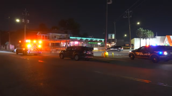 3 people hospitalized after security guard opens fire during fight outside Houston bar, HPD says