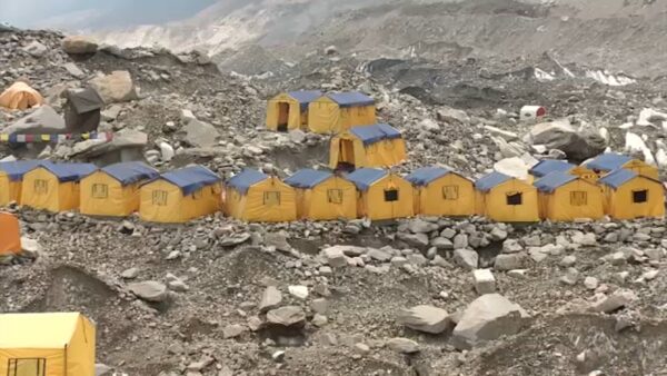 Snowstorm traps hundreds of hikers on Mount Everest during China’s national holiday