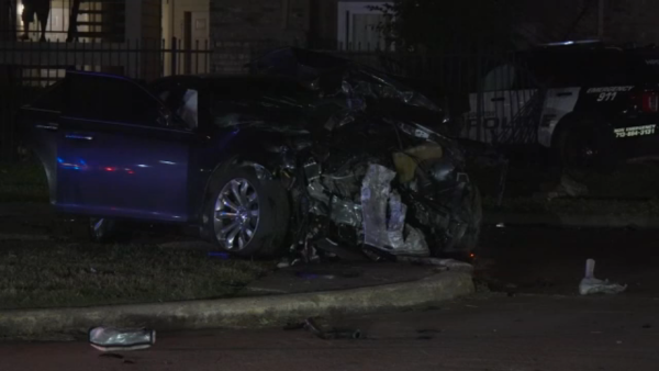 3 people hurt after police vehicle crashes into driver, apartment building in southwest Houston, HPD says