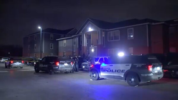 HPD looking for gunman after 7-year-old girl shot when fight breaks out at SE Houston apartments on Wenda Street, police say